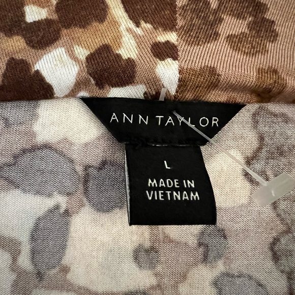Gorgeous Ann Taylor Wrap Top - Animal Print - Picture 3 of 6